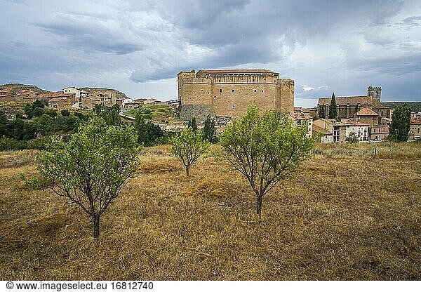 Mora de Rubielos ist ein mittelalterliches Dorf in Teruel Aragon Spanien im August 2020. Die Burg.