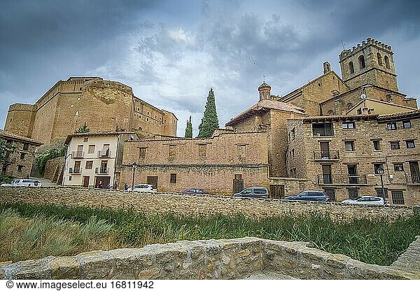 Mora de Rubielos ist ein mittelalterliches Dorf in Teruel Aragon Spanien im August 2020. Stiftskirche St. Maria und die Burg.