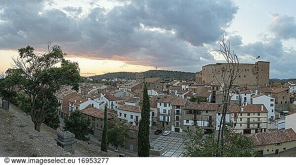 Mora de Rubielos Teruel Aragon Spanien am 15. September 2020: Sonnenuntergang in dem mittelalterlichen Dorf im Gudar-Gebirge.