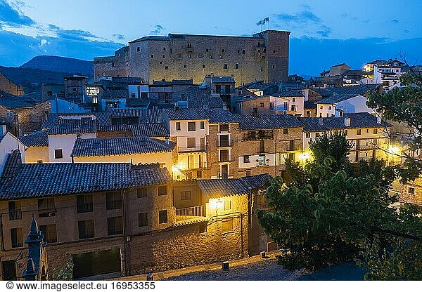 Mora de Rubielos Teruel Aragon Spanien am 15. September 2020: Sonnenuntergang in dem mittelalterlichen Dorf im Gudar-Gebirge.