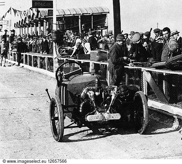 Morgan Anzani Motor  Douglas Hawkes in Brooklands 1922 Künstler: Unbekannt.