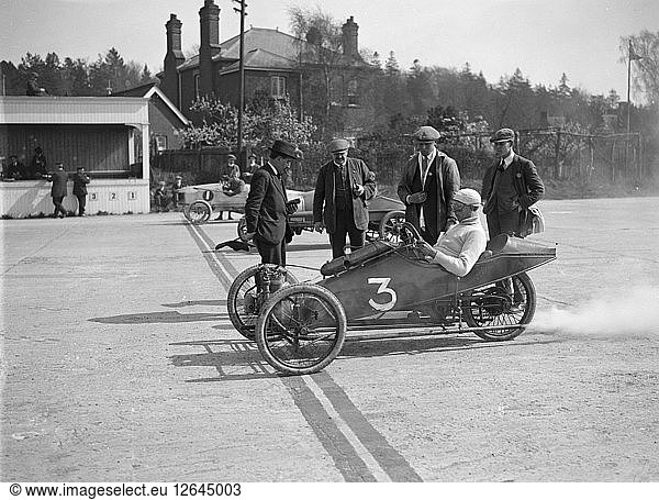 Morgan- und Crouch-Wagen an der Startlinie eines Autorennens  Brooklands  1914. Künstler: Bill Brunell.