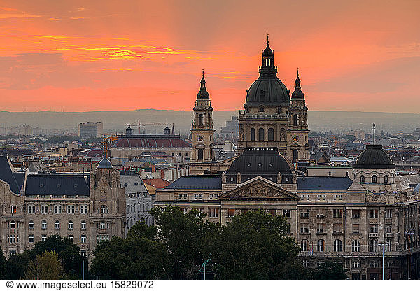 Morgenansicht der Stephansbasilika in Budapest  Ungarn.