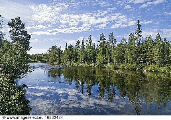 Morgenblick auf den Fluss Ljusnan in der Nähe des schwedischen Dorfes Ljusnedal.