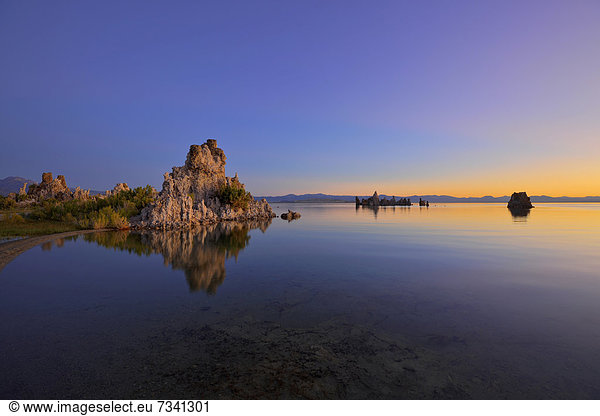 Morgendämmerung  Sonnenaufgang  Tufa Rocks  Kalktuff-Formationen  South Tufa Area  Natronsee Mono Lake  Mono Basin und Range Region  Sierra Nevada  Kalifornien  Vereinigte Staaten von Amerika  USA