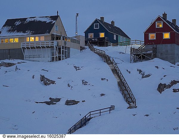 Morgendämmerung. Winter in Ilulissat am Ufer der Diskobucht. Amerika  Nordamerika  Grönland  Dänemark
