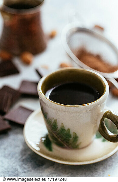 Morgenkaffee mit türkischer Schokolade und Mandeln