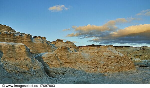 Morgenlicht  blauer Himmel  angestrahlte graue Wolken  Tuffgestein  Tuff-Felsen  Sarakiniko Beach  Insel Milos  Kykladen  Griechenland  Europa