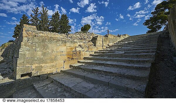 Morgenlicht  Blauer Himmel  weiße Wolken  Steinwand  Freitreppe  Minoischer Palast von Festos  Messara-Ebene  Zentralkreta  Insel Kreta  Griechenland  Europa