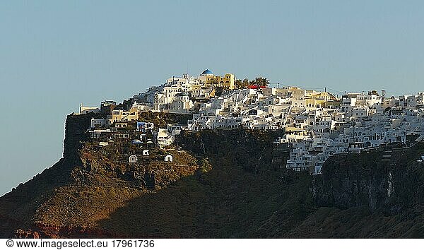 Morgenlicht  Blick auf das bunte Häusermeer von Imerovigli  Steilküste  Himmel hellblau wolkenlos  Firostefani  Insel Santorini  Kykladen  Griechenland  Europa