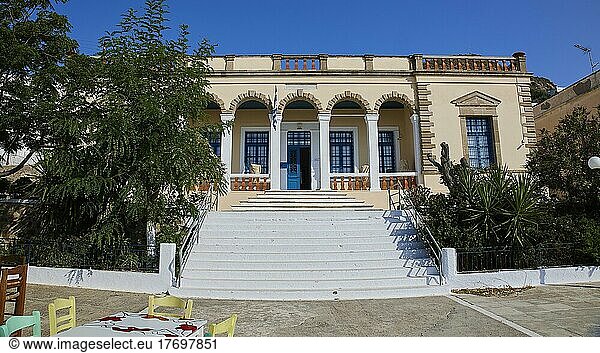 Morgenlicht  Eingang  Fasste  Treppe  Archäologisches Museum  blauer wolkenloser Himmel  Plaka  Insel Milos  Kykladen  Griechenland  Europa