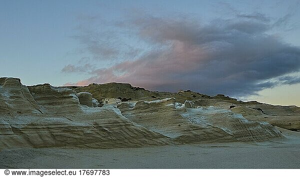 Morgenlicht  Hellblauer Himmel  blau-graue Wollken  rosa angestrahlt  Tuffgestein  Tuff-Felsen  Sarakiniko Beach  Insel Milos  Kykladen  Griechenland  Europa