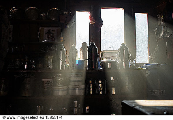Morgenlicht leuchtet hell im nepalesischen Haus