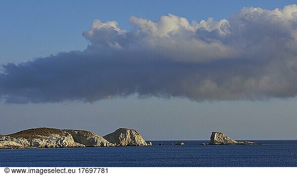 Morgenlicht  Tuffgestein  Tuff-Felsen  vorgelagerte Inselchen  große grau-weiße Wolke  ruhiges dunkelblaues Meer  Sarakiniko Beach  Insel Milos  Kykladen  Griechenland  Europa