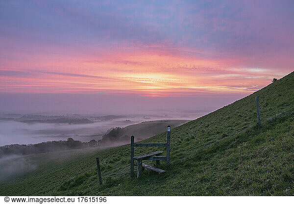 Morgennebel schlängelt sich durch die Bäume und über die Felder der South Downs  während die Sonne aufgeht; Lewes  East Sussex  England