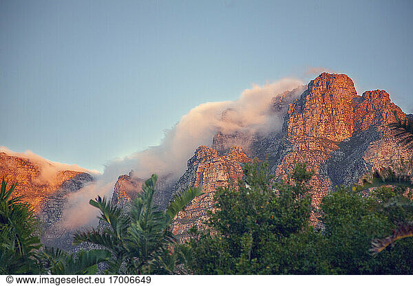 Morgennebel umhüllt den Gipfel des Tafelbergs