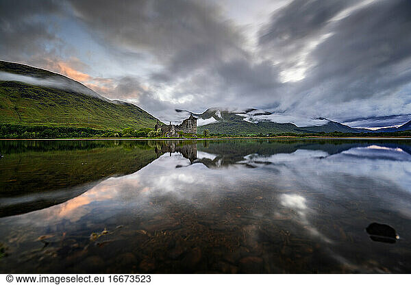 Morgenreflexionen von Kilchurn Castle  Schottland