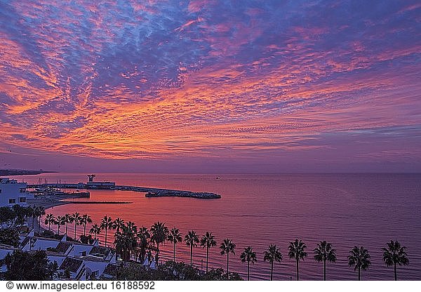 Morgenrot am Strand von Marbella  Provinz Malaga  Spanien  Europa