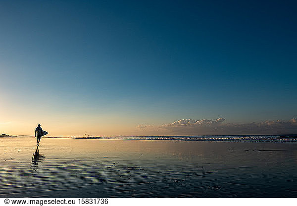 morgens beim ersten Licht surfen