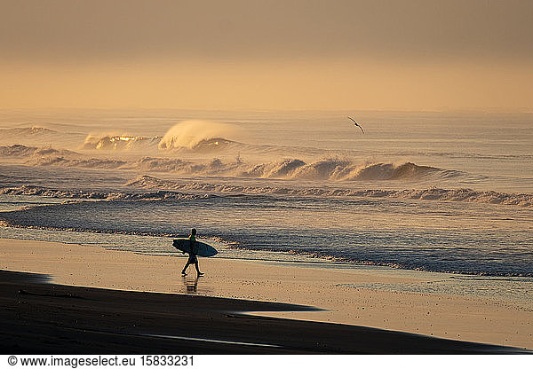 morgens beim ersten Licht surfen