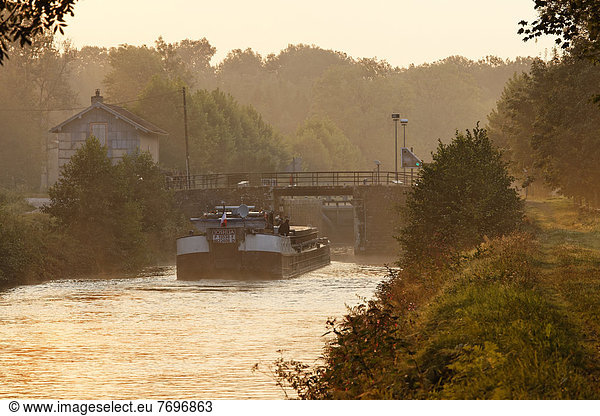 Morgenstimmung am Canal des Vosges  früher Canal de l?Est  Frachter JOSHUA vor der Schleuse 41