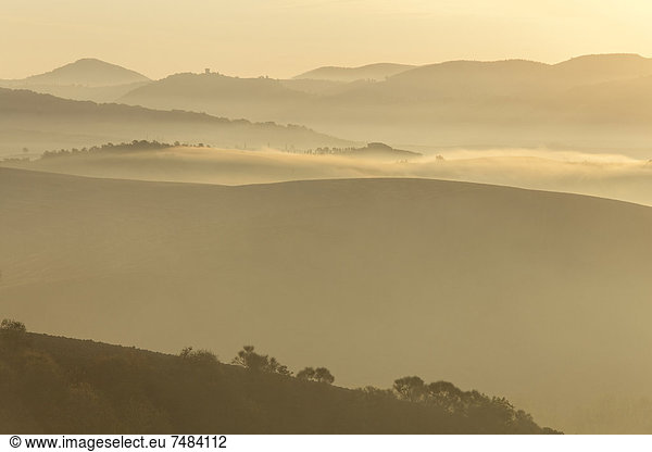 Morgenstimmung  Blick auf Monticchiello  Val dÆOrcia  Orcia-Tal  UNESCO-Weltkulturerbe  Region Toskana  Provinz Siena  Italien  Europa