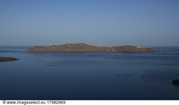Morgenstimmung  Blick über die Caldera nach Thirasia  Meer dunkelblau und ruhig  Himmel blau und wolkenlos  Firostefani  Insel Santorini  Kykladen  Griechenland  Europa