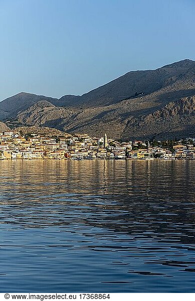 Morgenstimmung  Hafen und bunte Häuser eines kleinen Ortes  Chalki  Dodekanes  Griechenland  Europa