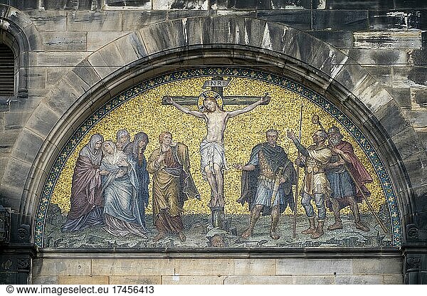 Mosaik mit Darstellung der Kreuzigung von Jesus über dem Portal vom St.-Petri-Dom  Bremen  Deutschland  Europa