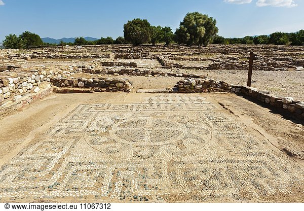 Mosaik mit Grundmauern  archäologische Ausgrabung der antiken Stadt Olynth  Olynthos oder Olynthus  Chalkidiki  Griechenland  Europa