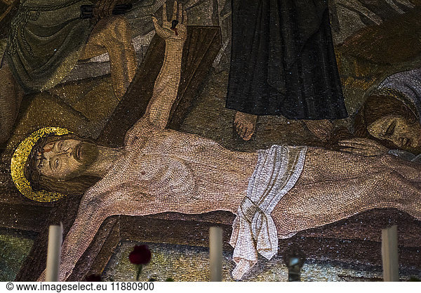 Mosaikdarstellung des Leichnams Christi  der nach seinem Tod zubereitet wird  Grabeskirche; Jerusalem  Israel'.