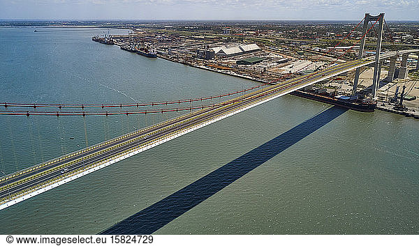 Mosambik  Katembe  Luftaufnahme der Maputo-Katembe-Brücke  die sich über die Bucht von Maputo erstreckt
