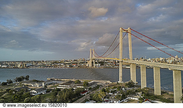 Mosambik  Maputo  Wolken über der Maputo-Katembe-Brücke