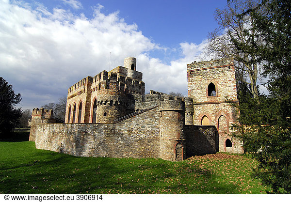 Mosburg Ruine im Park zu Schloss Biebrich  Wiesbaden-Biebrich  Hessen  Deutschland  Europa