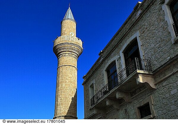 Moschee in der Altstadt von Girne  Kyrenia  Minarett  Agha Cafer Pasha Moschee  Nordzypern