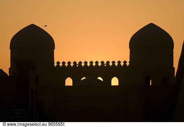 Moschee in der Ichon-Qala Festung  Silhouette in der Abenddämmerung  Khiva  Usbekistan  Zentralasien  Asien