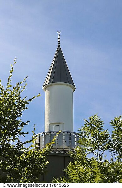 Moschee  Minarett  Turm  Muslim Gemeinde  Treffpunkt der Muslime  ritueller Ort des gemeinschaftlichen islamischen Gebets  Gebäude  Reutlingen  Baden-Württemberg  Deutschland  Europa