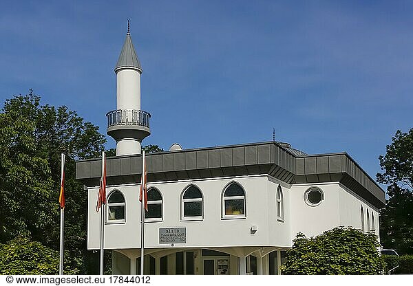 Moschee  Minarett  Turm  Schild  Informationstafel Muslim Gemeinde  Fahnen  Treffpunkt der Muslime  ritueller Ort des gemeinschaftlichen islamischen Gebets  Gebäude  Reutlingen  Baden-Württemberg  Deutschland  Europa