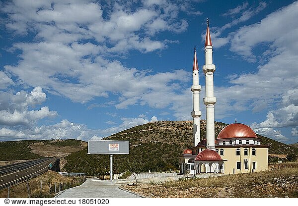Moschee und Autobahn  Skoza  Region Prizren  Republik Kosovo  Balkan  Shkoza  Shkoze