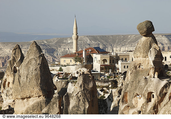 Moschee von Uçhisar zwischen Höhlenwohnungen und Tuffsteinformationen  Uçhisar  Provinz Nevsehir  Kappadokien  Anatolien  Türkei  Asien