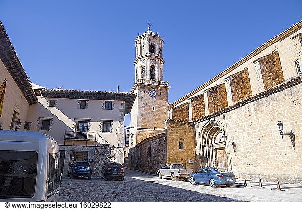 Mosqueruela ist ein mittelalterliches Dorf im Gudar-Gebirge Teruel Aragonien Spanien Die Pfarrkirche