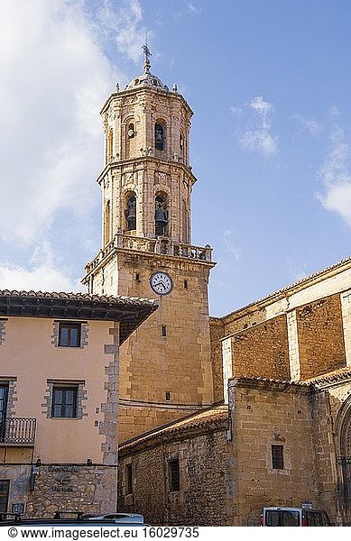 Mosqueruela ist ein mittelalterliches Dorf in den Bergen von Gudar Teruel Aragonien Spanien Die Pfarrkirche.