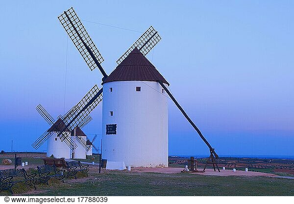 Mota del Cuervo  Windmühlen  Route von Don Qiuijote  Provinz Cuenca  Castilla-La Mancha  Spanien  Europa