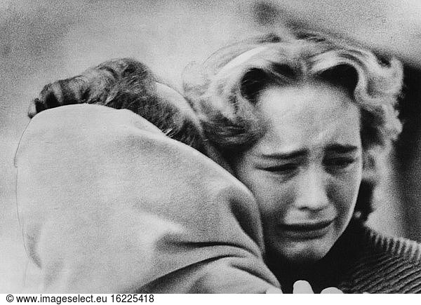 Mother and daughter reunited / Berlin/1961