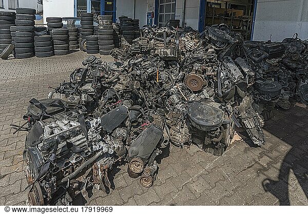 Motoren auf einem Schrottplatz  gesammelt für den Export nach Afrika  Bayern  Deutschland  Europa