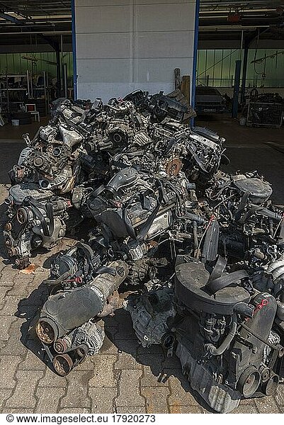 Motoren auf einem Schrottplatz  gesammelt für den Export nach Afrika  Bayern  Deutschland  Europa