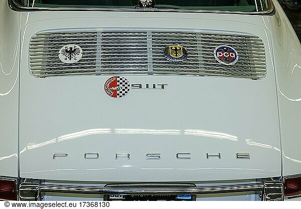 Motorhaube mit klassischer Porsche Kühlergrill von Porsche 911T  Messe Techno Classica Essen  Essen  Nordrhein-Westfalen  Deutschland  Europa