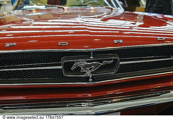 Motorhaube von historischer klassischer Sportwagen Oldtimer Classic Car Ford Mustang mit Kühlergrill und Emblem von Pferd  Messe Techno Classica  Essen  Nordrhein-Westfalen  Deutschland  Europa