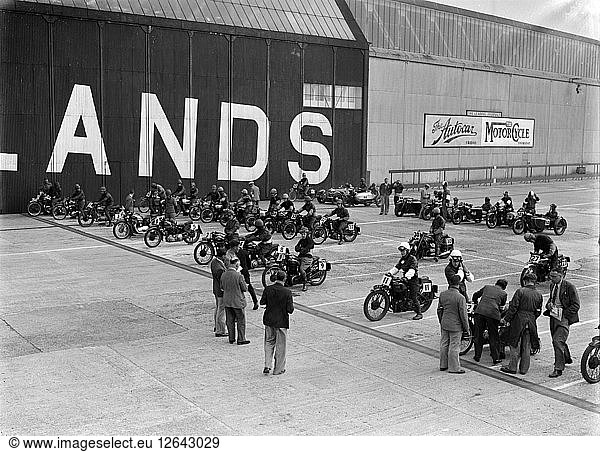 Motorräder an der Startlinie bei der MCC-Mitgliederversammlung  Brooklands  10. September 1938. Künstler: Bill Brunell.