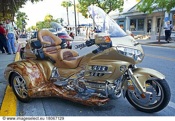 Motorrad in der Einkaufsmeile  Key West  Florida/ motorbike  Key West  Florida  Key West  Florida  USA  Nordamerika
